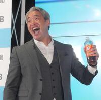 　むぎ茶を飲み、絶叫する五十嵐亮太氏