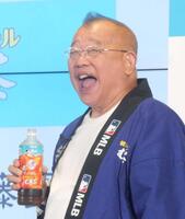 　豪快な飲みっぷりを披露する笑福亭鶴瓶