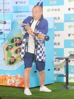 　大谷翔平選手のようなバッティングフォームを見せる笑福亭鶴瓶