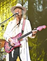 　古希記念ライブでギターをかき鳴らしたＣｈａｒ