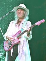 　古希記念ライブでギターをかき鳴らしたＣｈａｒ