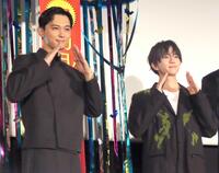 　登壇した吉沢亮（左）と板垣李光人