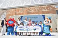 　吉村洋文大阪府知事（左から３人目）とともにイベントに参加したゆうちゃみ（中央左）とゆいちゃみ（同右）