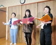 　リハーサルを行う（右から）坂本千夏、神代知衣、伊倉一恵