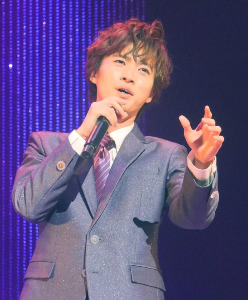 　力強く熱唱する青山新