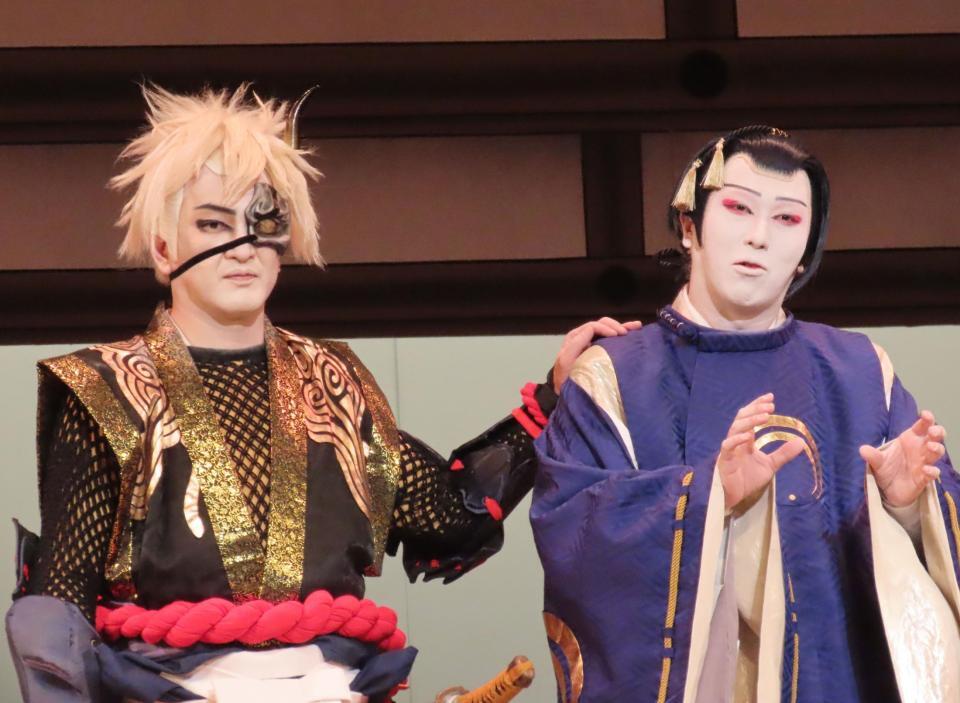 　出演する歌舞伎「刀剣乱舞」について語る中村獅童（左）と尾上松也