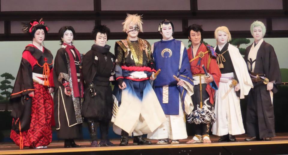 　歌舞伎「刀剣乱舞」に出演する（左から）河合雪之丞、尾上左近、中村鷹之資、中村獅童、尾上松也、中村歌昇、中村莟玉、上村吉太朗