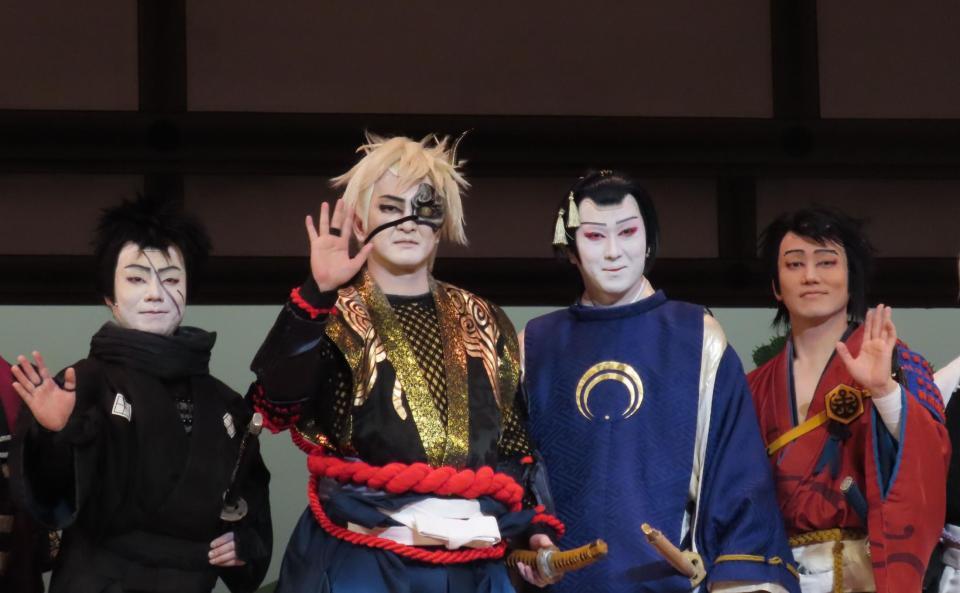 　新作歌舞伎「刀剣乱舞」の囲み取材を行った（左から）中村鷹之資、中村獅童、尾上松也、中村歌昇