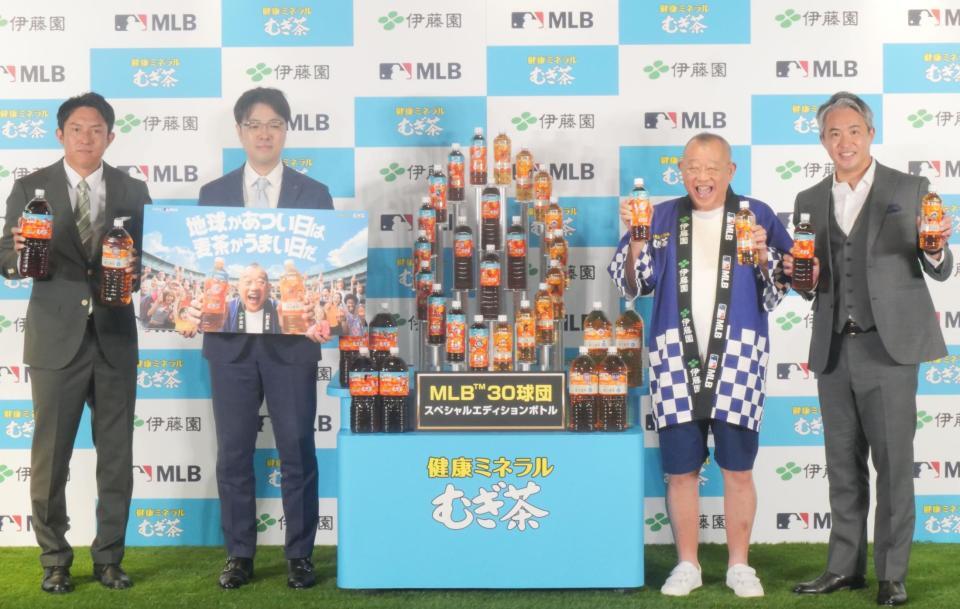 　イベントに出席した（左から）川崎宗則氏、伊藤園の黒岡雅康氏、笑福亭鶴瓶、五十嵐亮太氏