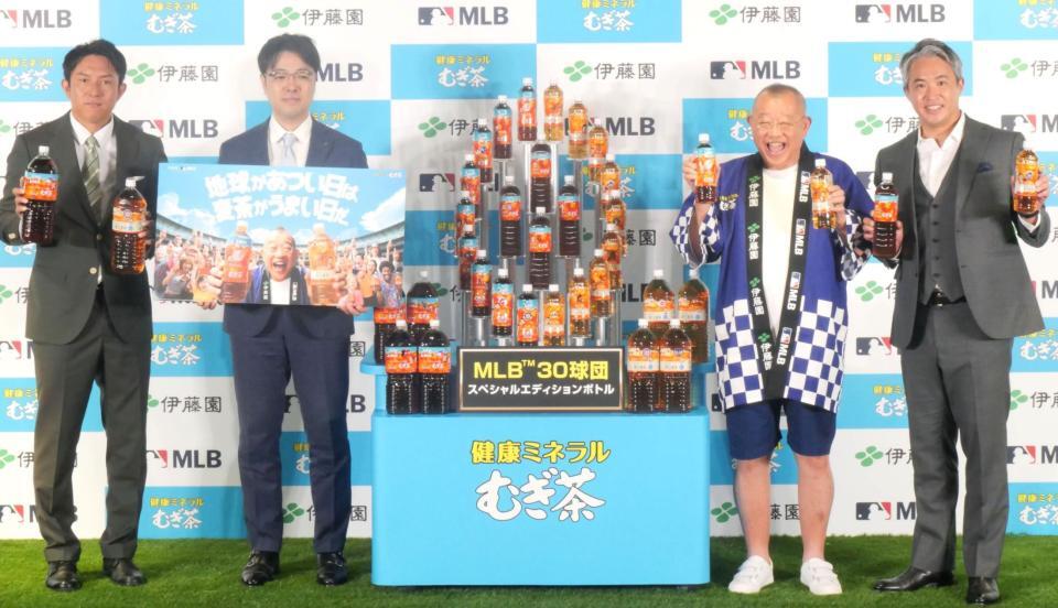 　（左から）川崎宗則氏、伊藤園の黒岡雅康氏、笑福亭鶴瓶、五十嵐亮太氏