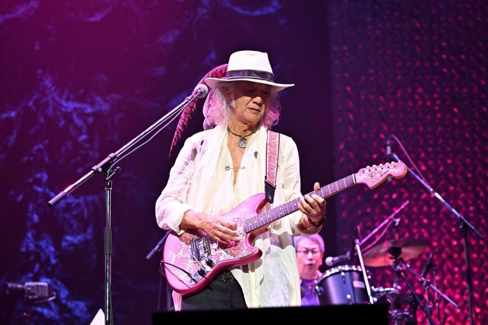 　古希記念ライブでギターをかき鳴らしたＣｈａｒ