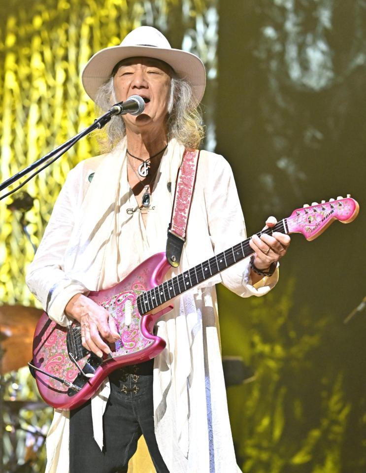 　古希記念ライブでギターをかき鳴らしたＣｈａｒ