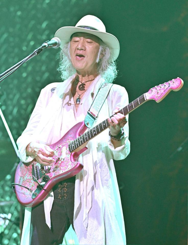 　古希記念ライブでギターをかき鳴らしたＣｈａｒ