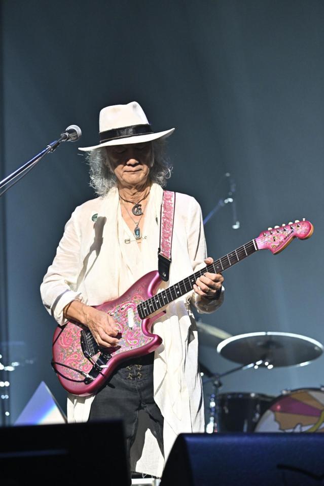 　古希記念ライブでギターをかき鳴らしたＣｈａｒ