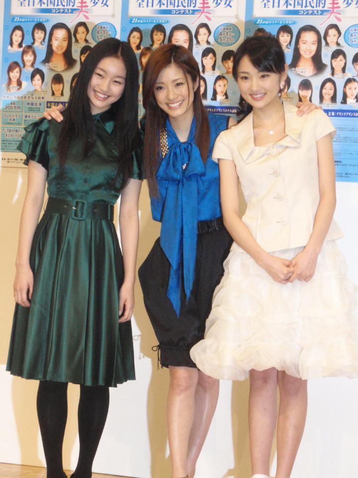 　「第１２回全日本国民的美少女コンテスト」概要説明会見に登場した（左から）忽那汐里、上戸彩、林丹丹＝２００９年２月