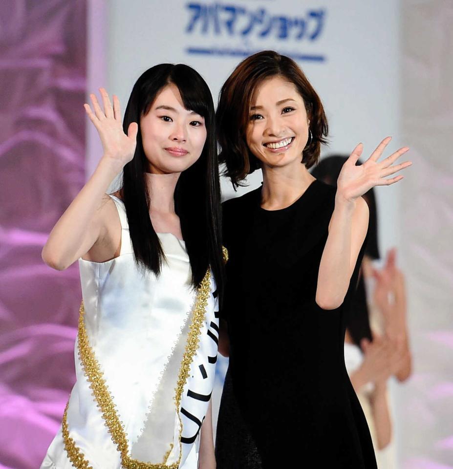 　全日本国民的美少女コンテストでグランプリに輝き、上戸彩（右）と手を振る井本彩花さん＝２０１７年８月