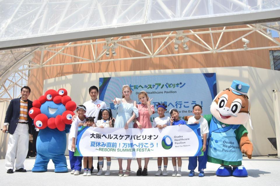 　吉村洋文大阪府知事（左から３人目）とともにイベントに参加したゆうちゃみ（中央左）とゆいちゃみ（同右）