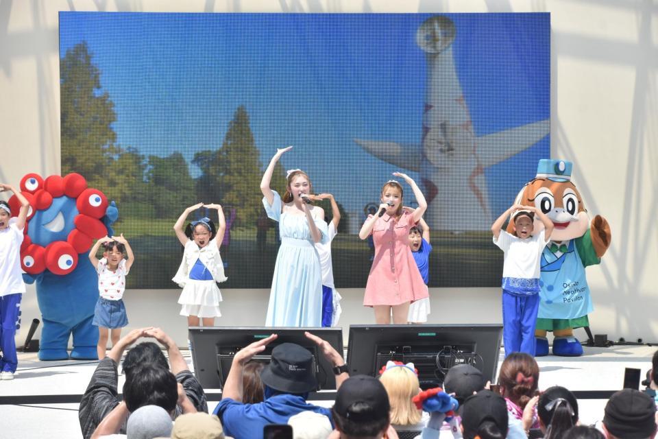 　テーマソングを歌うゆうちゃみ（中央左）とゆいちゃみ（同右）