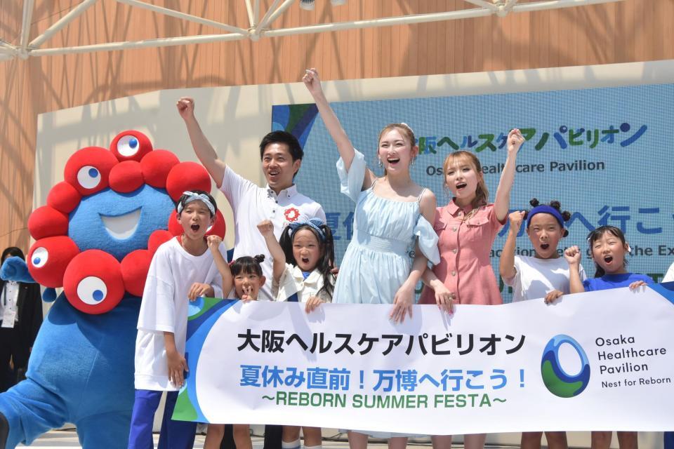 　吉村洋文大阪府知事（左から２人目）とともにイベントに参加したゆうちゃみ（中央左）とゆいちゃみ（同右）