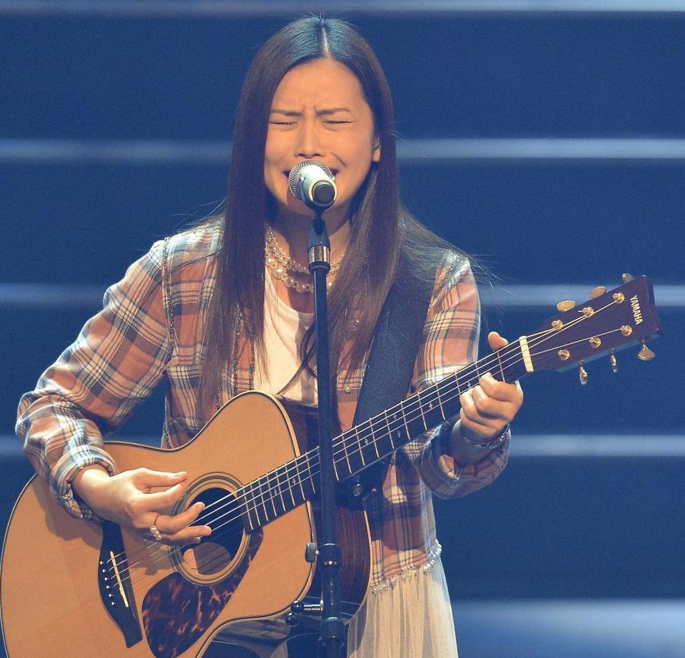 　２０１２年のＮＨＫ紅白歌合戦で感極まるＹＵＩ