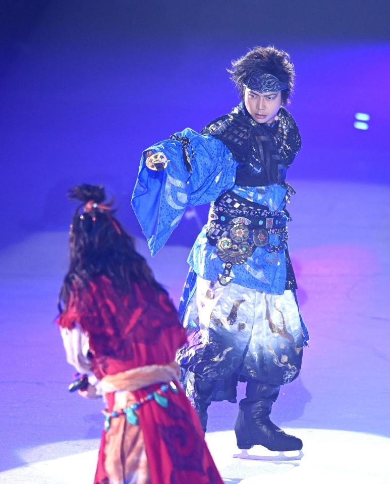 　迫力の演技を見せる増田貴久（右）＝撮影・園田高夫