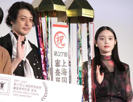 　舞台あいさつに登壇したオダギリジョー（左）と高石あかり