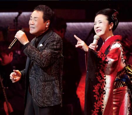 　五木ひろし（左）と坂本冬美（提供・新歌舞伎座　Ⓒ田中聖太郎）