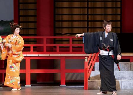 　五木ひろし（右）と坂本冬美（提供・新歌舞伎座　Ⓒ田中聖太郎）