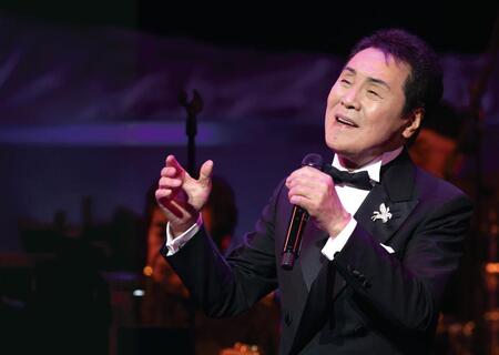 　五木ひろし（提供・新歌舞伎座　Ⓒ田中聖太郎）