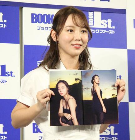 　写真集のカットを見せる森千晴アナウンサー