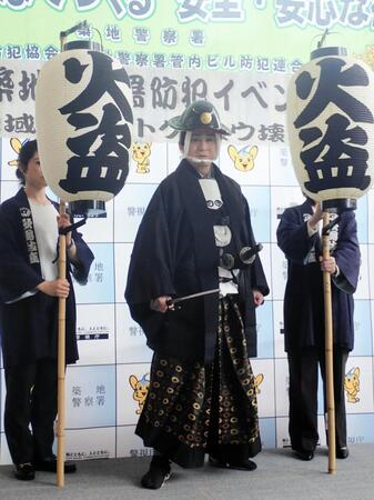 　鬼平の扮装（ふんそう）で築地警察署の一日署長を勤めた松本幸四郎