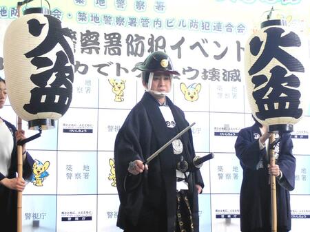 　鬼平の扮装（ふんそう）で築地警察署の一日署長を勤めた松本幸四郎