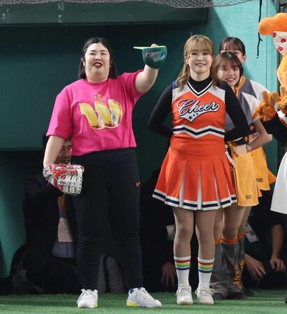 ２４年３月、東京ドームで始球式を務めた紅しょうがの熊元プロレス（左）と稲田美紀