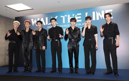 　ポーズを決めるＥＮＨＹＰＥＮの（左から）ＮＩ-ＫＩ、ＨＥＥＳＥＵＮＧ、ＪＡＫＥ、ＳＵＮＧＨＯＯＮ、ＪＵＮＧＷＯＮ、ＳＵＮＯＯ、ＪＡＹ（撮影・佐々木彰尚）