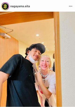 昨年１０月、２０周年ライブを終え、楽屋に駆け付けた永山瑛太。貴重な夫婦２ショット！瑛太のインスタグラム＠ｎａｇａｙａｍａ．ｅｉｔａより