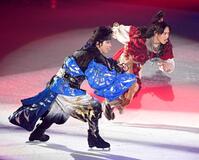 　息の合った演技を見せる増田貴久（左）と高橋大輔さん（撮影・園田高夫）