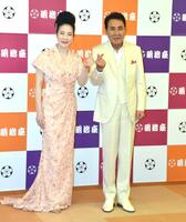 　「五木ひろし特別公演　坂本冬美特別出演」のステージ後取材会に登場した五木ひろし（右）と坂本冬美