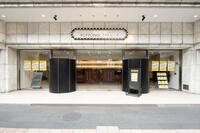 　吉本興業の新劇場「ＹＯＳＨＩＭＯＴＯ　ＲＯＰＰＯＮＧＩ　ＴＨＥＡＴＥＲ」の正面入口