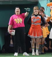 ２４年３月、東京ドームで始球式を務めた紅しょうがの熊元プロレス（左）と稲田美紀