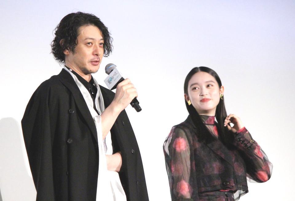 　舞台あいさつに登壇したオダギリジョー（左）と高石あかり