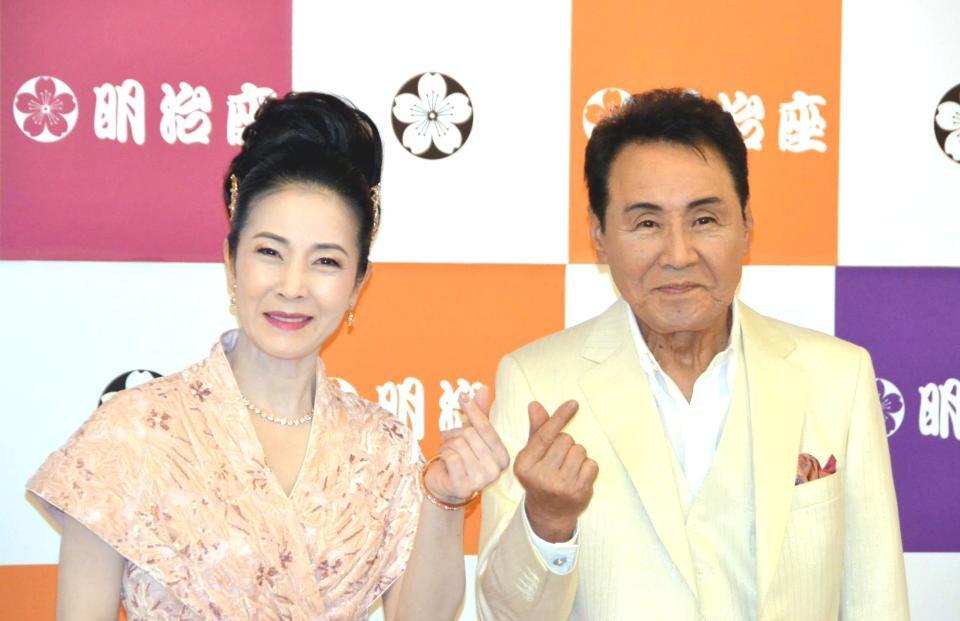 　「五木ひろし特別公演　坂本冬美特別出演」のステージ後取材会に登場した五木ひろし（右）と坂本冬美