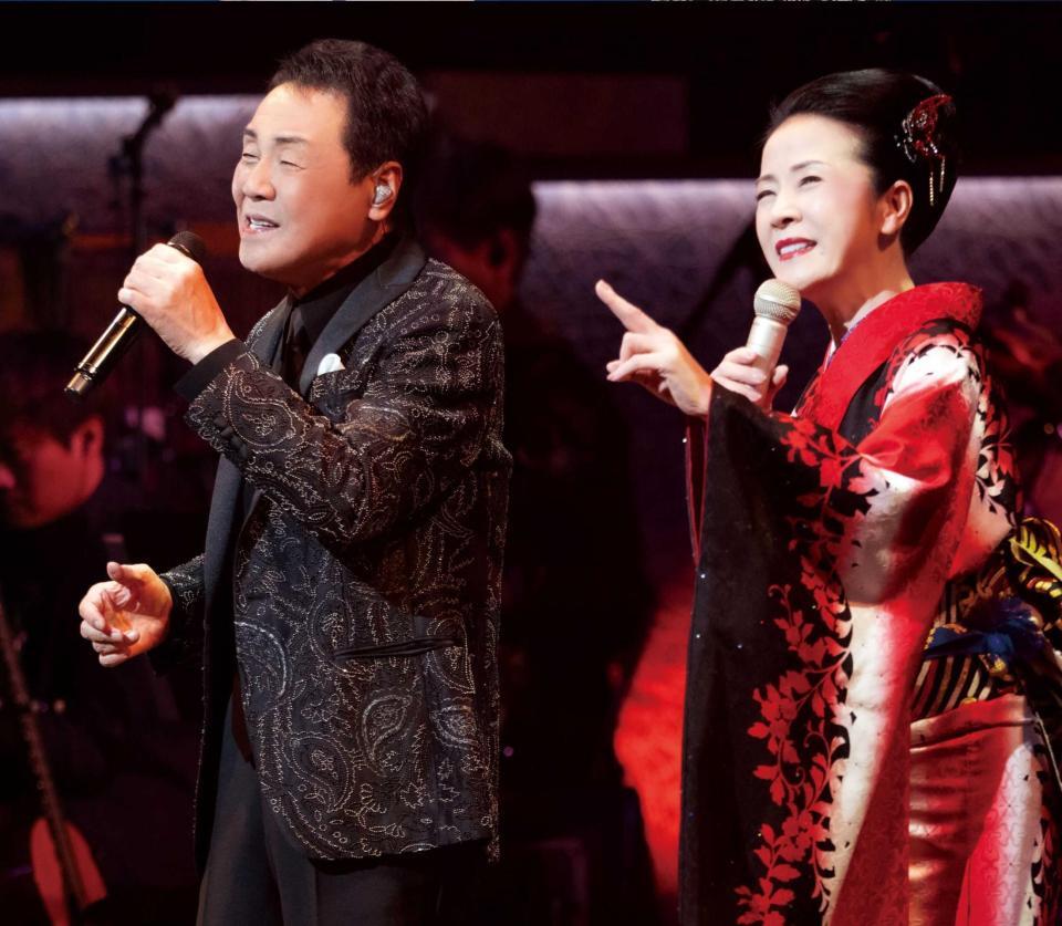 　五木ひろし（左）と坂本冬美（提供・新歌舞伎座　Ⓒ田中聖太郎）