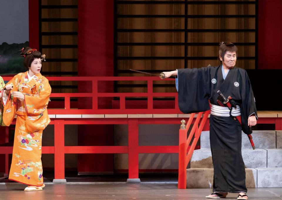 　五木ひろし（右）と坂本冬美（提供・新歌舞伎座　Ⓒ田中聖太郎）