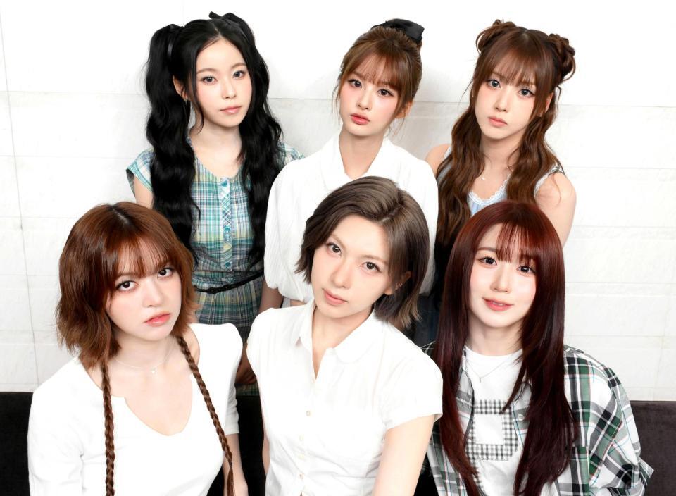 　ＮＭＩＸＸの（前列左から）ＬＩＬＹ、ＢＡＥ、ＨＡＥＷＯＮ、（後列同）ＫＹＵＪＩＮ、ＳＵＬＬＹＯＯＮ、ＪＩＷＯＯ（撮影・堀内翔）
