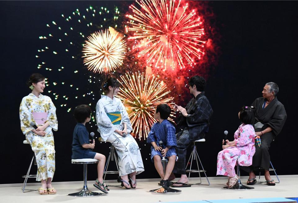 　スクリーンに映し出された花火に見入る出演者（撮影・佐藤厚）