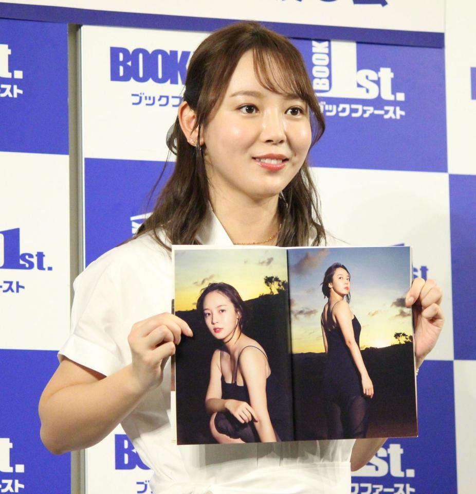 　写真集のカットを見せる森千晴アナウンサー