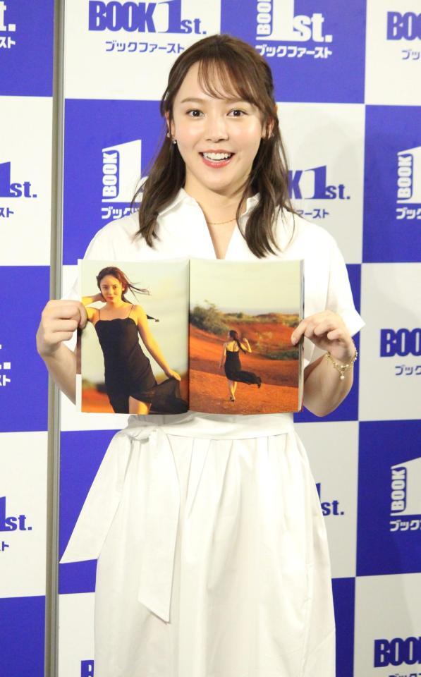 　写真集発売記念イベントに登場した森千晴アナウンサー