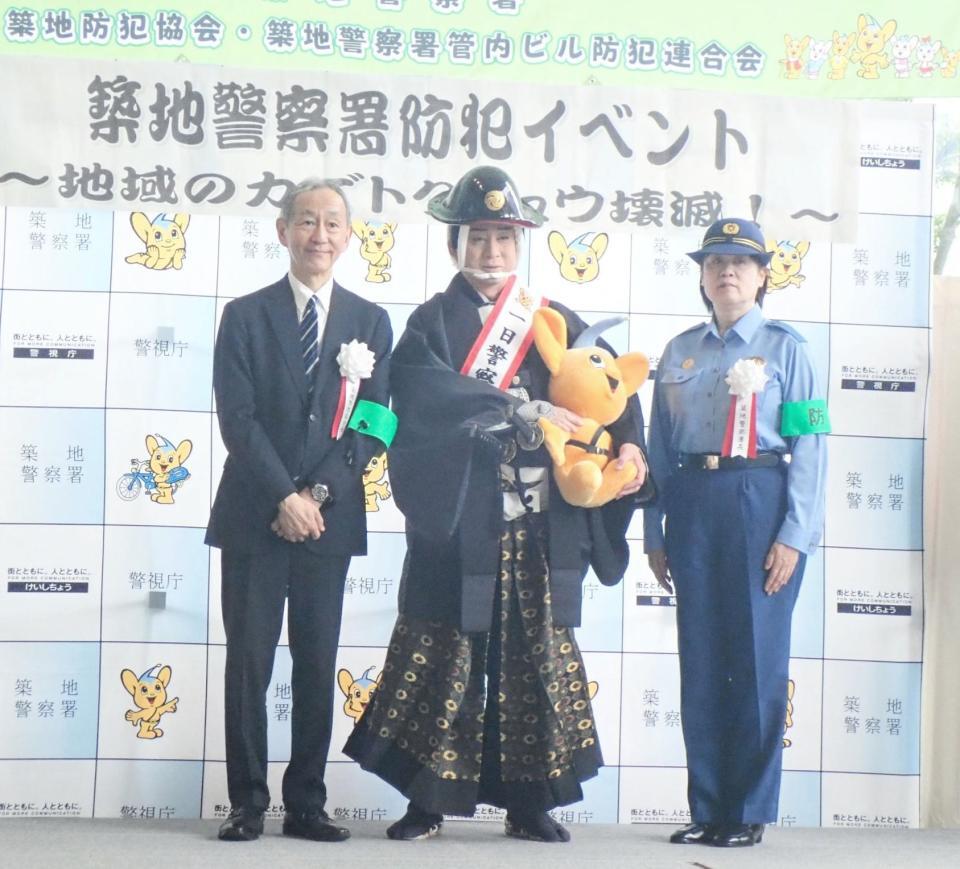 　記念品としてピーポくんぬいぐるみを受け取った松本幸四郎（中）