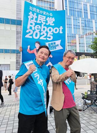 　小宮孝泰（右）とともに演説会を行ったラサール石井氏＝東京・新宿駅前