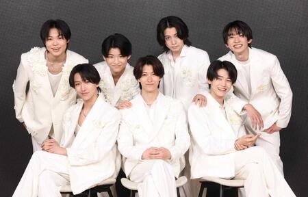 　７月７日にデビューしたＣＬＡＳＳ　ＳＥＶＥＮの（前列左から）高田憐、大東立樹、高野秀侑、（後列同）中澤漣、横田大雅、近藤大海、星慧音